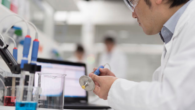 Используйте Memobase MemobasePlus CYZ71D для технического обслуживания и калибровки датчика CLS82D в лаборатории.