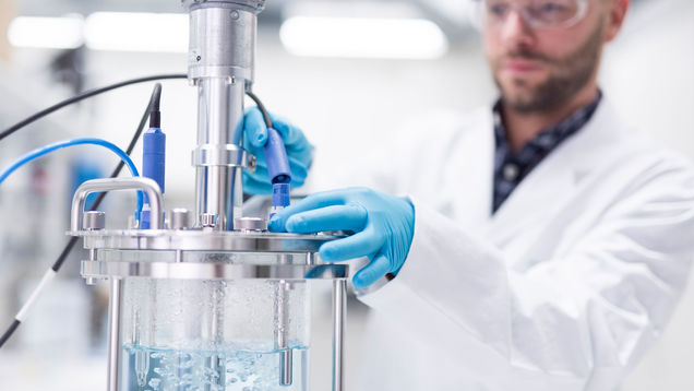 Memosens COS81D can be applied in the process and in the laboratory.