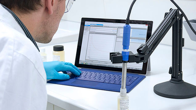 Conveniently maintain and calibrate your COS81D sensor in the laboratory with Memobase Plus CYZ71D.
