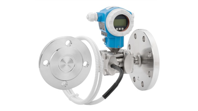 Deltabar FMD77 с двумя разделительными диафрагмами и капиллярами на стороне низкого давления 